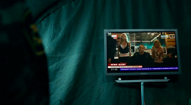 Скачать фильм Опасная гастроль / Command Performance (2009) DVDRip-3 скриншот