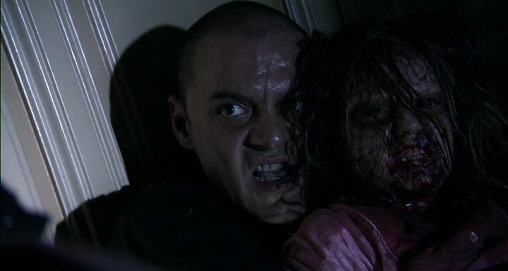 Скачать фильм Репортаж 2 / [Rec] 2 (DVDRip)-3 скриншот